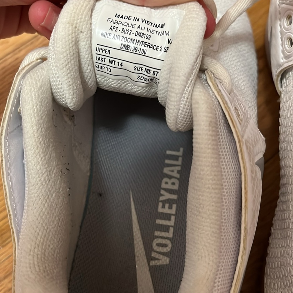 Nike volleyball shoes - Picture 3 of 4
